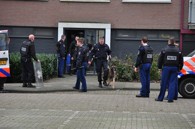 UPDATE: Veel politie inzet bij inval in woning aan de Noordstraat Waalwijk