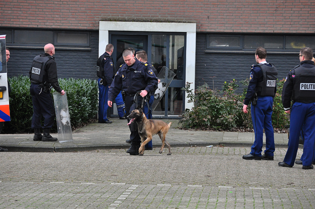 UPDATE: Veel politie inzet bij inval in woning aan de Noordstraat Waalwijk