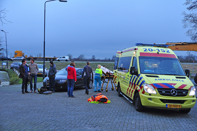 Man valt hard op wegdek aan de Cartografenweg Waalwijk