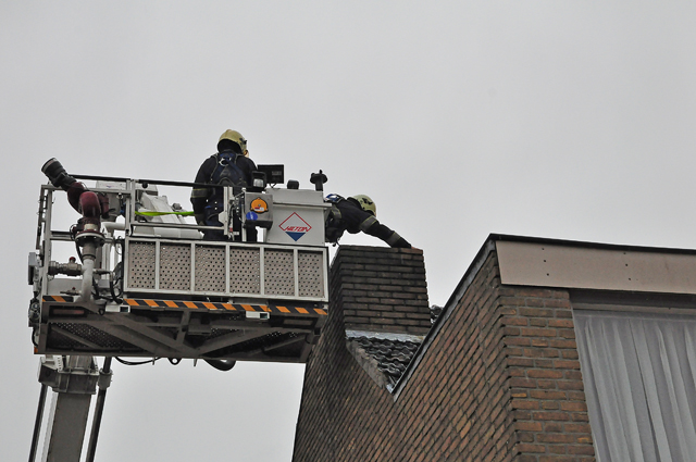 Schoorsteenbrand houdt brandweer lang bezig aan het Hoogeinde Waalwijk