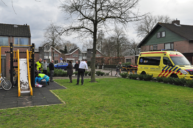 Meisje valt van speeltoestel af aan de Maurice Ravelstraat Waalwijk