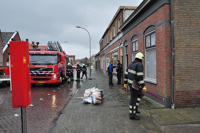 Schoorsteenbrand houdt brandweer lang bezig aan het Hoogeinde Waalwijk