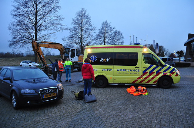 Man valt hard op wegdek aan de Cartografenweg Waalwijk