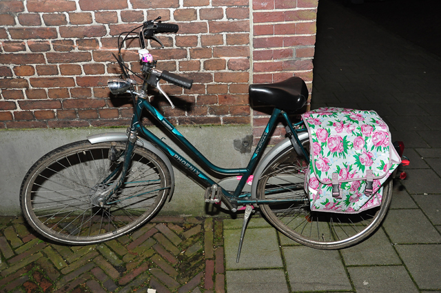 Automobilist rijdt meisje aan en gaat er vandoor aan de Grotestraat Waalwijk