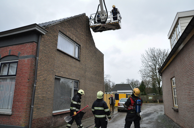 Schoorsteenbrand houdt brandweer lang bezig aan het Hoogeinde Waalwijk