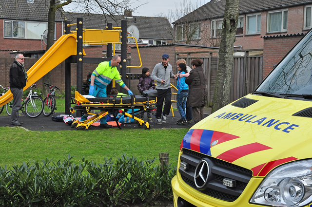 Meisje valt van speeltoestel af aan de Maurice Ravelstraat Waalwijk