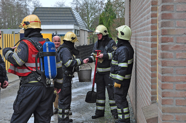 Schoorsteenbrand houdt brandweer lang bezig aan het Hoogeinde Waalwijk