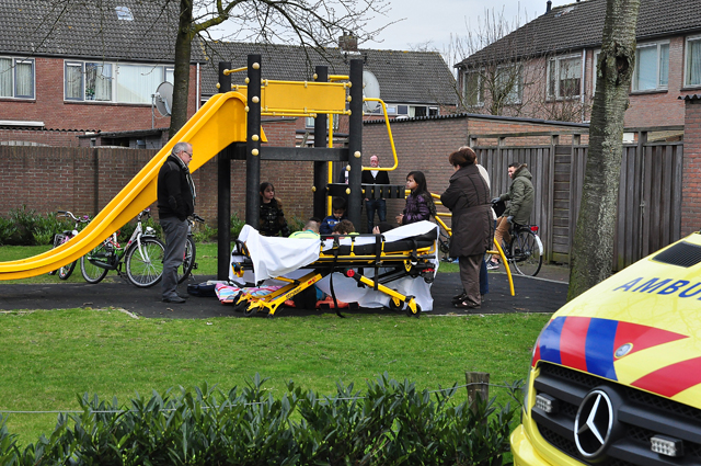 Meisje valt van speeltoestel af aan de Maurice Ravelstraat Waalwijk
