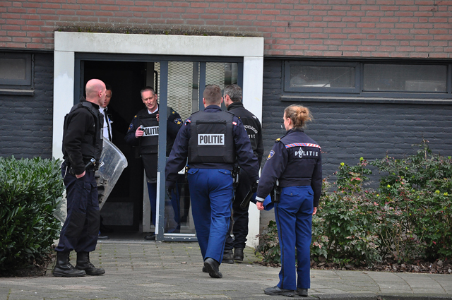 UPDATE: Veel politie inzet bij inval in woning aan de Noordstraat Waalwijk