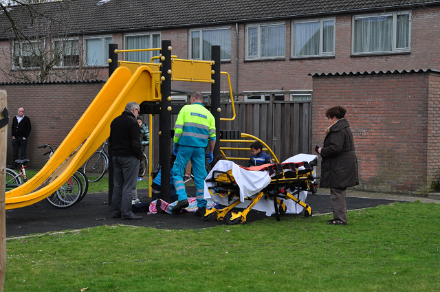 Meisje valt van speeltoestel af aan de Maurice Ravelstraat Waalwijk