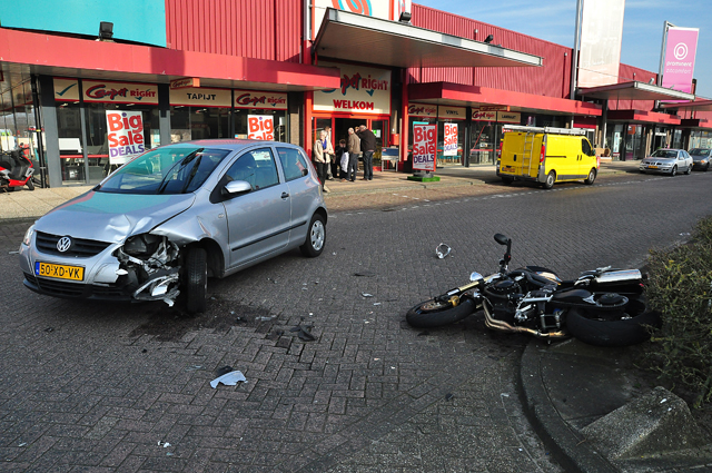 Aanrijding tussen auto en motor aan de Prof. Zeemanweg Waalwijk