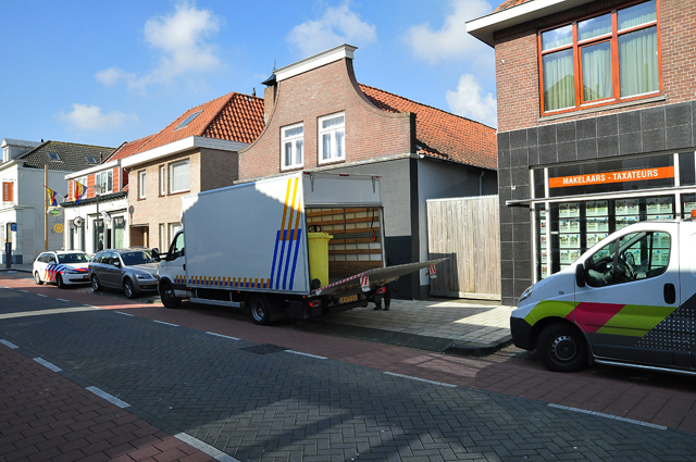 Foto-Update: 3 aanhoudingen bij vondst hennepkwekerij aan de Grotestraat Waalwijk