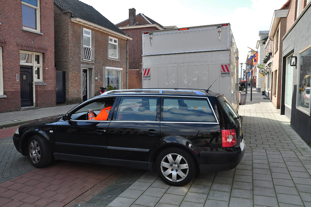 Foto-Update: 3 aanhoudingen bij vondst hennepkwekerij aan de Grotestraat Waalwijk