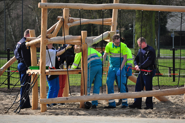 Politie bevrijdt meisje (9) dat vastzit in speeltoestel aan de Woeringenlaan Waalwijk