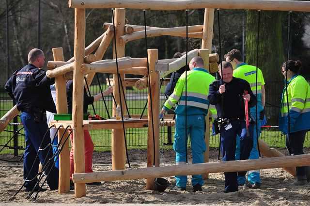 Politie bevrijdt meisje (9) dat vastzit in speeltoestel aan de Woeringenlaan Waalwijk