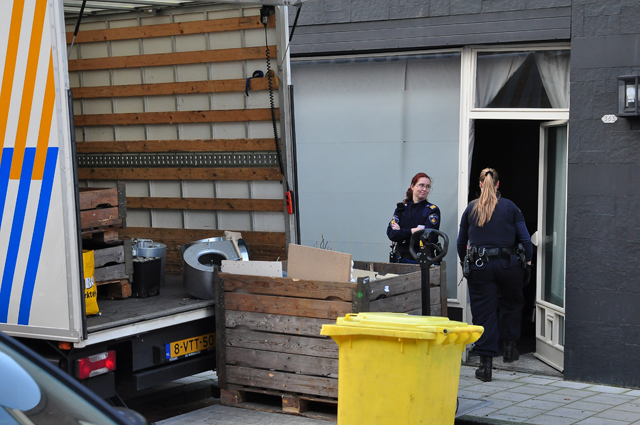 Foto-Update: 3 aanhoudingen bij vondst hennepkwekerij aan de Grotestraat Waalwijk