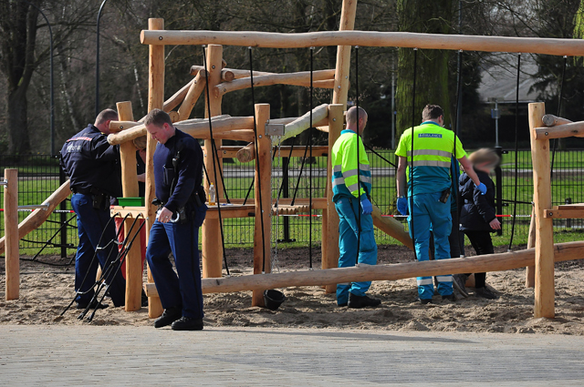 Politie bevrijdt meisje (9) dat vastzit in speeltoestel aan de Woeringenlaan Waalwijk