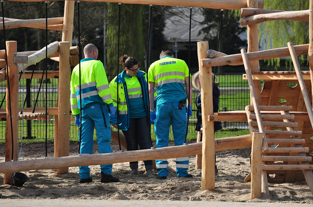 Politie bevrijdt meisje (9) dat vastzit in speeltoestel aan de Woeringenlaan Waalwijk
