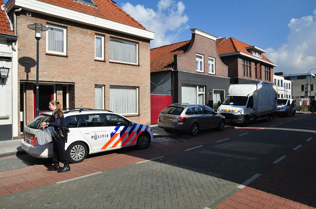 Foto-Update: 3 aanhoudingen bij vondst hennepkwekerij aan de Grotestraat Waalwijk