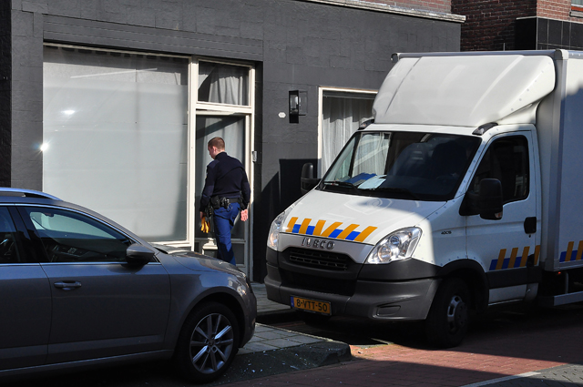 Foto-Update: 3 aanhoudingen bij vondst hennepkwekerij aan de Grotestraat Waalwijk