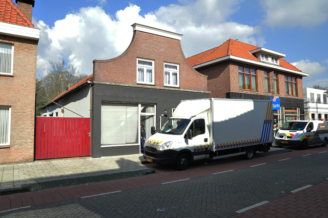 Foto-Update: 3 aanhoudingen bij vondst hennepkwekerij aan de Grotestraat Waalwijk