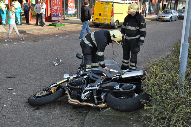 Aanrijding tussen auto en motor aan de Prof. Zeemanweg Waalwijk