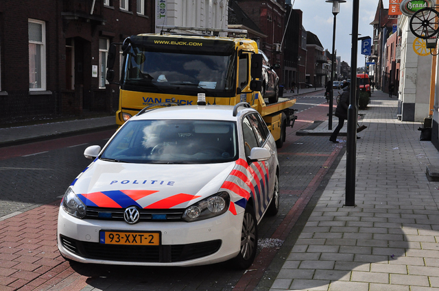 Foto-Update: 3 aanhoudingen bij vondst hennepkwekerij aan de Grotestraat Waalwijk