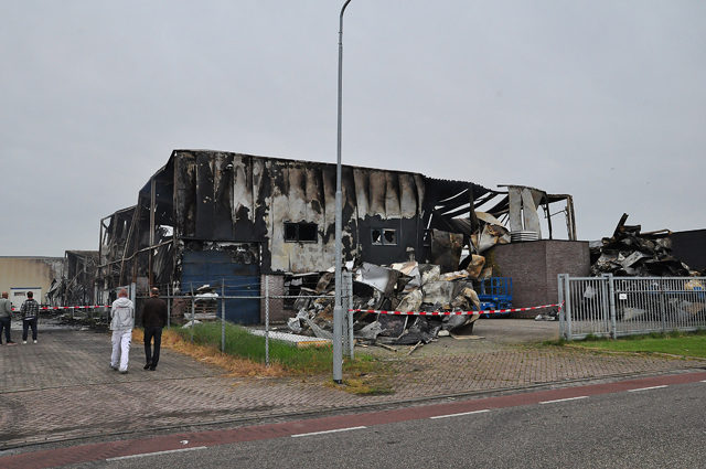 Het bedrijf Debecom is totaal verwoest aan de Spuiweg Waalwijk