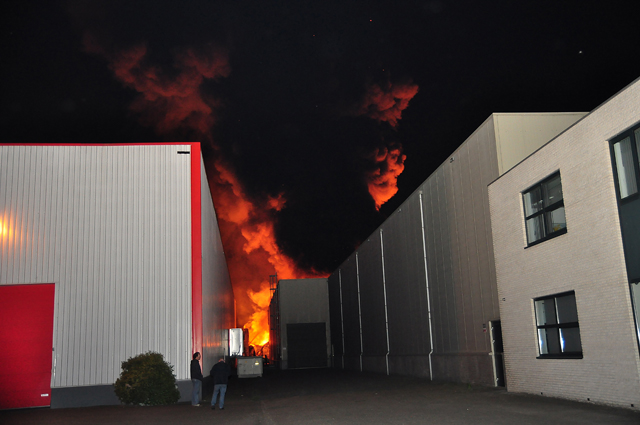 Zeer grote brand aan de Spuiweg Waalwijk