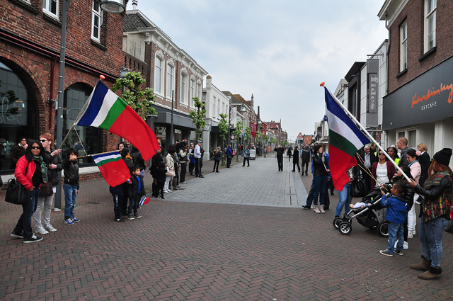 Politie inzet bij herdenking voormalig president Chris Soumokil van de Republiek der Zuid-Molukken (RMS) aan de Markt Waalwijk