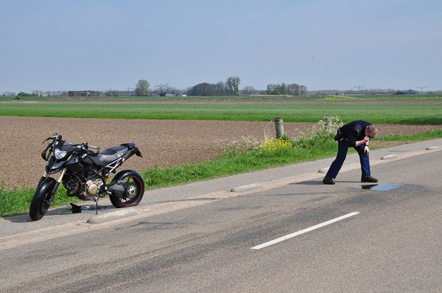 Motorrijder gaat hard onderuit aan de Weteringweg Waalwijk