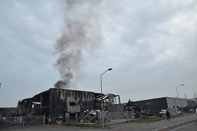 Vlammen laaien weer op aan de Spuiweg Waalwijk