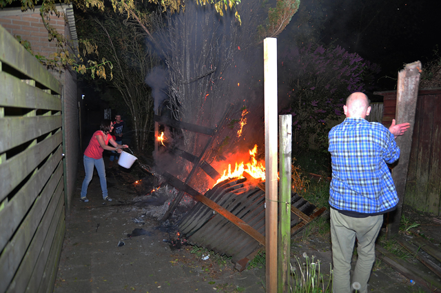 Coniferen in brand aan de Mede Waalwijk