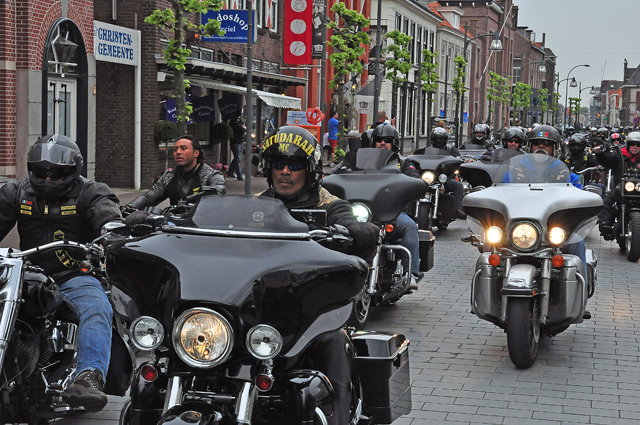 Politie inzet bij herdenking voormalig president Chris Soumokil van de Republiek der Zuid-Molukken (RMS) aan de Markt Waalwijk
