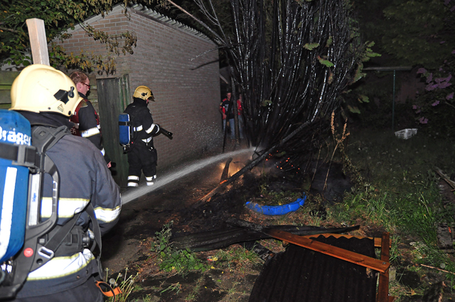 Coniferen in brand aan de Mede Waalwijk