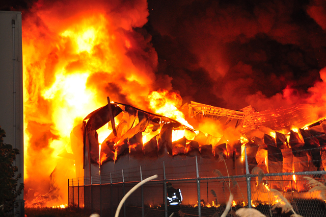 Zeer grote brand aan de Spuiweg Waalwijk