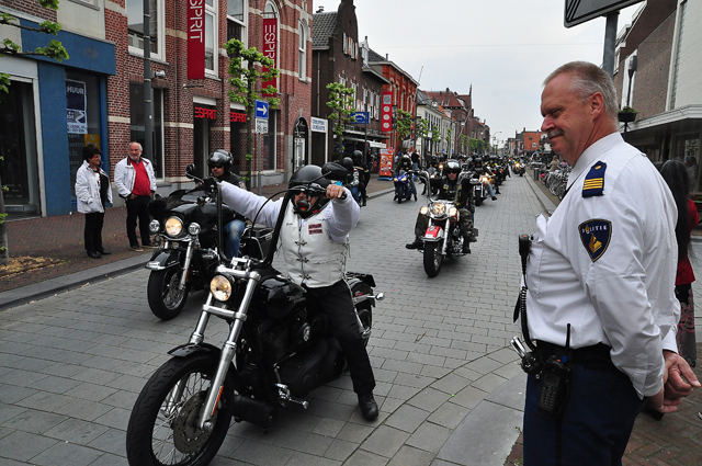 Politie inzet bij herdenking voormalig president Chris Soumokil van de Republiek der Zuid-Molukken (RMS) aan de Markt Waalwijk