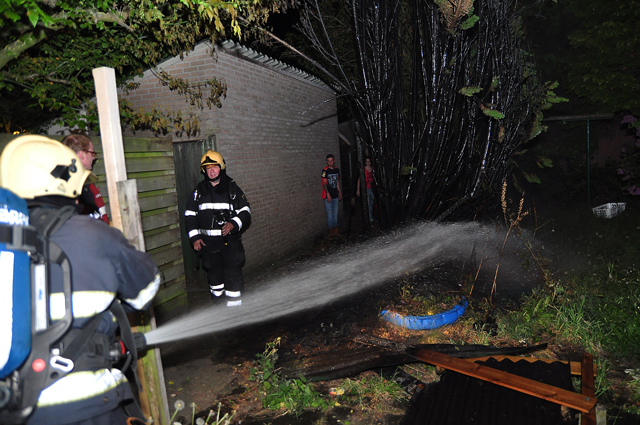 Coniferen in brand aan de Mede Waalwijk
