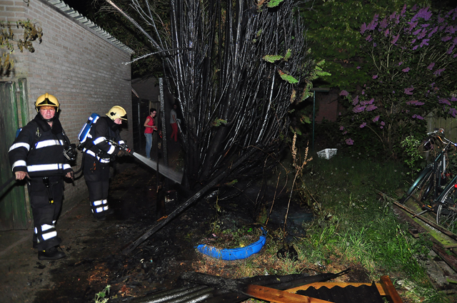 Coniferen in brand aan de Mede Waalwijk