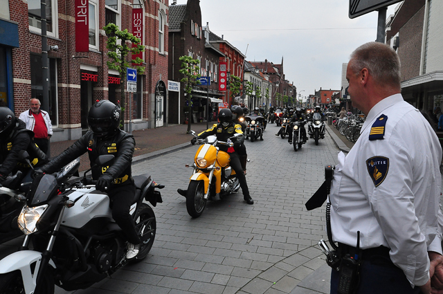 Politie inzet bij herdenking voormalig president Chris Soumokil van de Republiek der Zuid-Molukken (RMS) aan de Markt Waalwijk