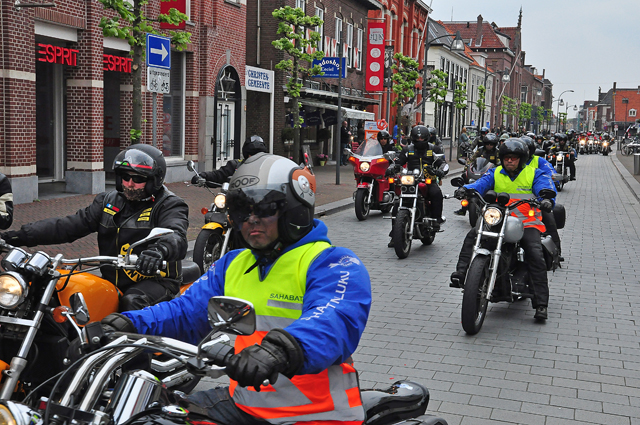 Politie inzet bij herdenking voormalig president Chris Soumokil van de Republiek der Zuid-Molukken (RMS) aan de Markt Waalwijk