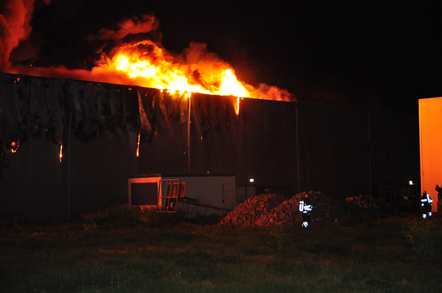 Zeer grote brand aan de Spuiweg Waalwijk