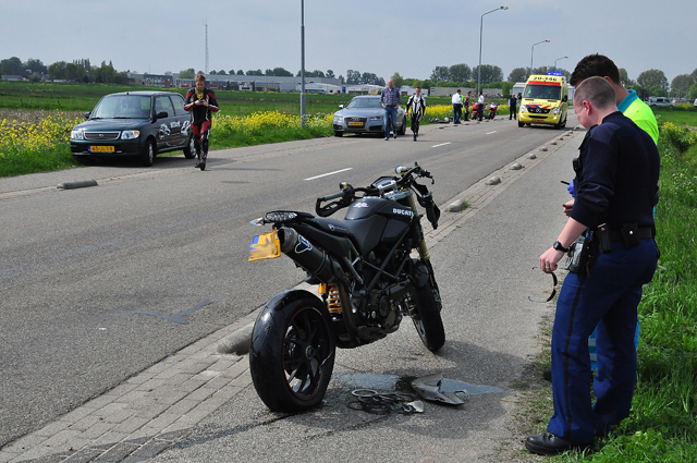 Motorrijder gaat hard onderuit aan de Weteringweg Waalwijk
