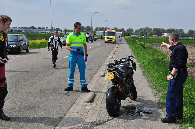 Motorrijder gaat hard onderuit aan de Weteringweg Waalwijk