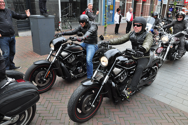 Politie inzet bij herdenking voormalig president Chris Soumokil van de Republiek der Zuid-Molukken (RMS) aan de Markt Waalwijk