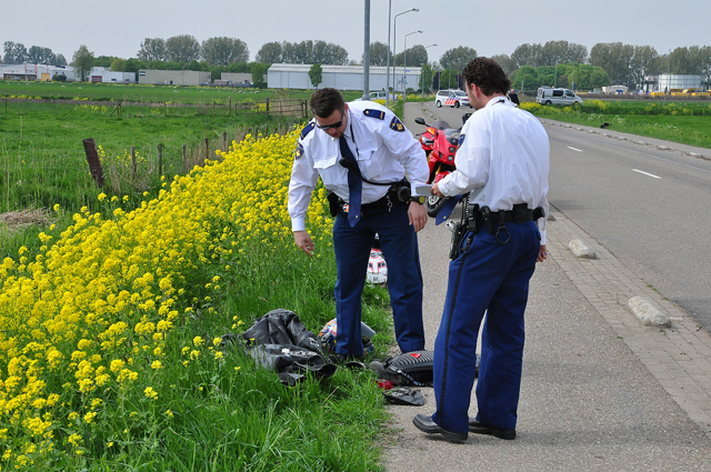 Motorrijder gaat hard onderuit aan de Weteringweg Waalwijk