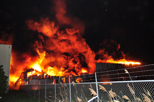 Zeer grote brand aan de Spuiweg Waalwijk
