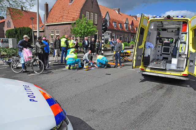Foto-Update: Jongen zwaargewond na aanrijding met auto aan de Putstraat Waalwijk