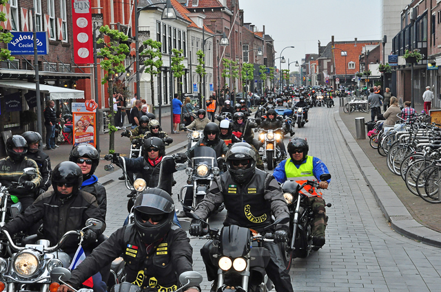 Politie inzet bij herdenking voormalig president Chris Soumokil van de Republiek der Zuid-Molukken (RMS) aan de Markt Waalwijk