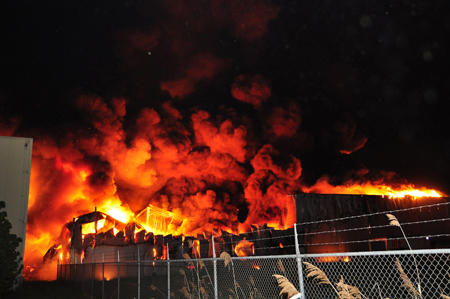 Zeer grote brand aan de Spuiweg Waalwijk